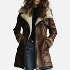 Damski długi płaszcz z brązowego zamszu z jasnym futrzanym kołnierzem i dwurzędowymi guzikami 1