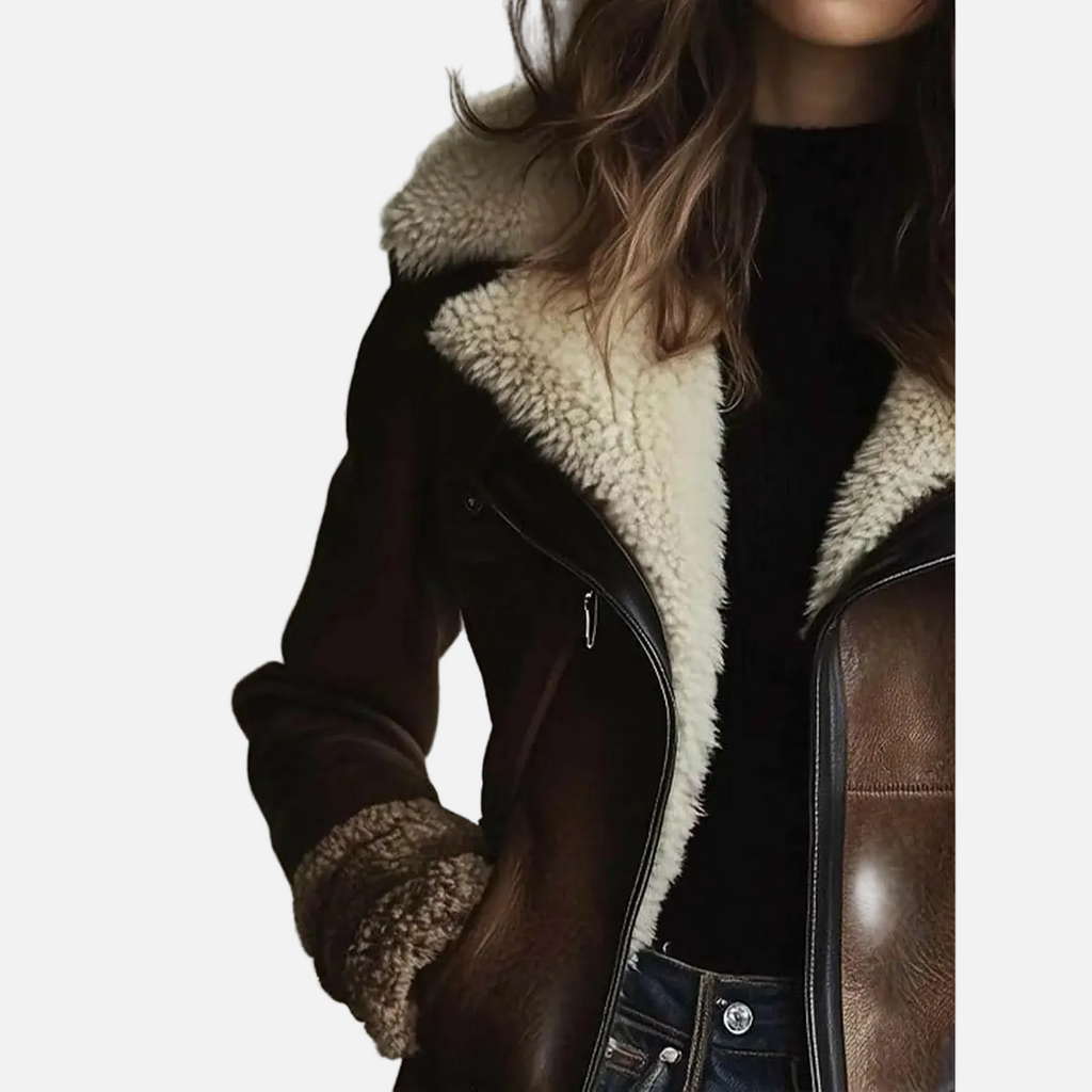 Damski długi płaszcz z brązowego zamszu z jasnym futrzanym kołnierzem i dwurzędowymi guzikami 2