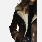 Damski długi płaszcz z brązowego zamszu z jasnym futrzanym kołnierzem i dwurzędowymi guzikami 2