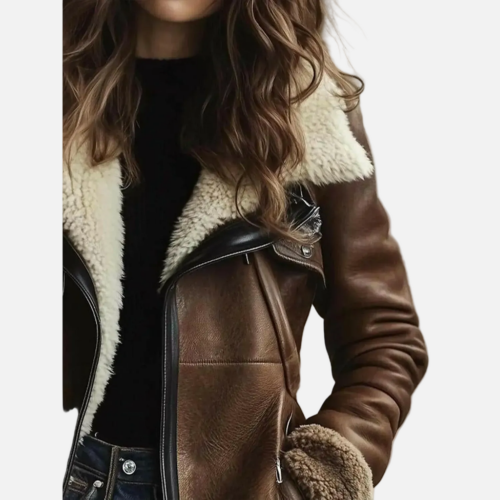 Damski długi płaszcz z brązowego zamszu z jasnym futrzanym kołnierzem i dwurzędowymi guzikami 3