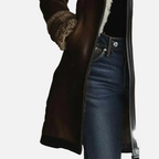 Damski długi płaszcz z brązowego zamszu z jasnym futrzanym kołnierzem i dwurzędowymi guzikami 4