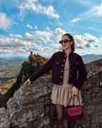 Elegancka damska marynarka w stylu militarnym ze złotymi guzikami – krótka kurtka w kolorze bordowym z kieszeniami na piersi-Jackets-Bordowy-XS-Moda Perla