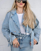 Modna damska krótka kurtka jeansowa z paskiem – jasnoniebieska katana z długim rękawem-Jackets-Jasnoniebieski-XS-Moda Perla